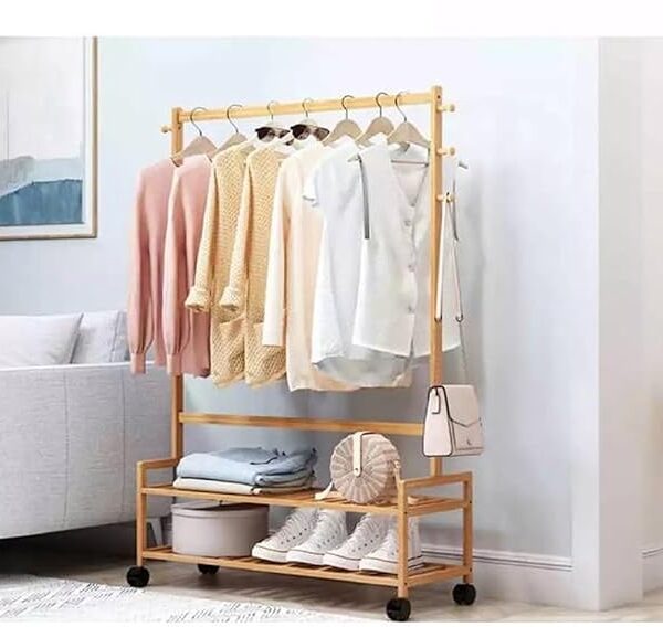 Space Saving Bamboo Garment Rack Freestanding Coat Rack On Wheels Clothes Hanging Rack with 2 Tier Storage Shelves for Entryway Bedroom 90 x 25 x 122 cm.